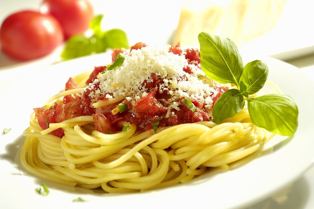 Spaghetti al pomodoro (Spaghetti with tomato sauce, Italy)