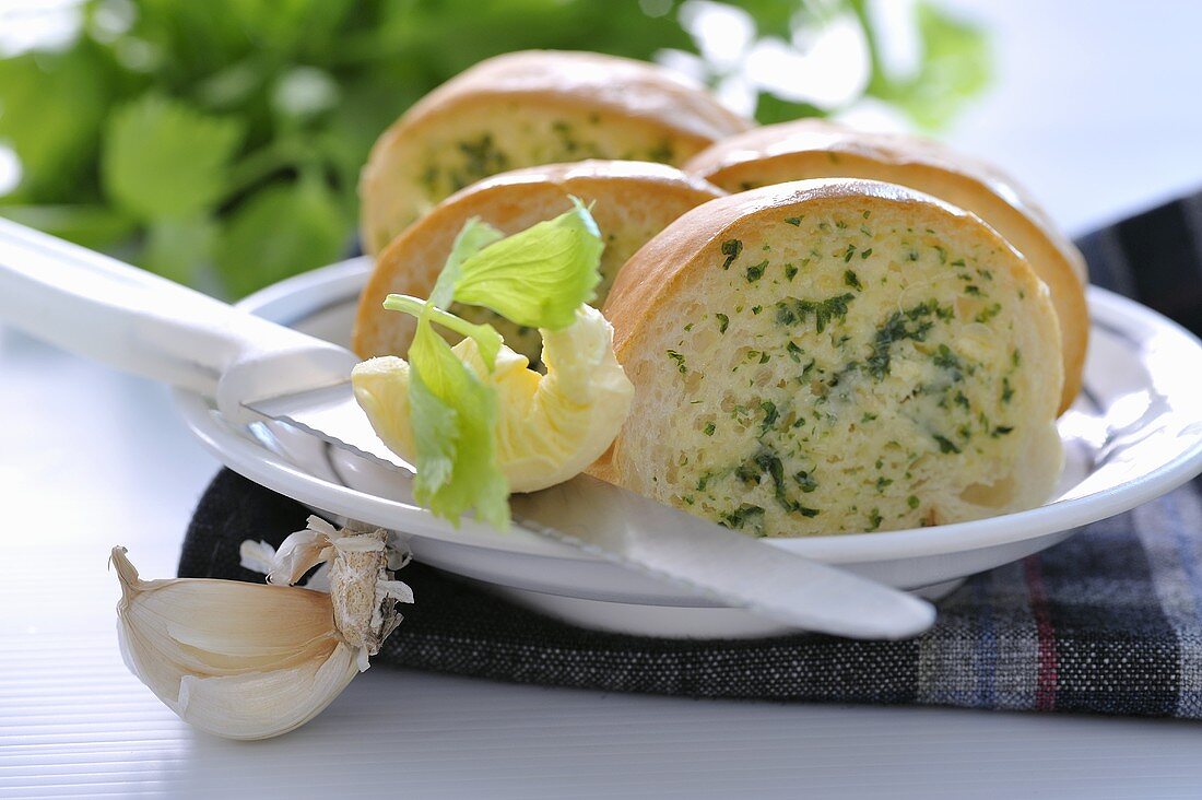 Baguette mit Knoblauch und Kräuterbutter