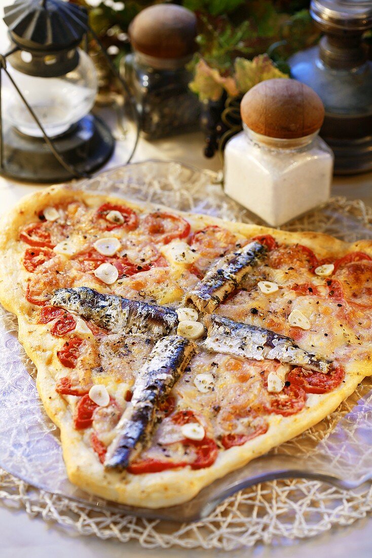 Pizza mit Sardinen, Tomaten und Knoblauch