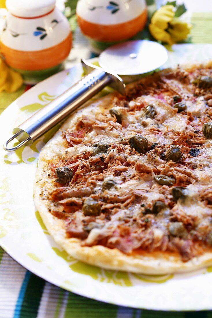 Tuna pizza with capers