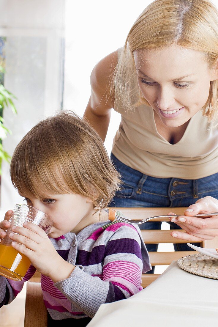 Kleines Mädchen trinkt Fruchtsaft