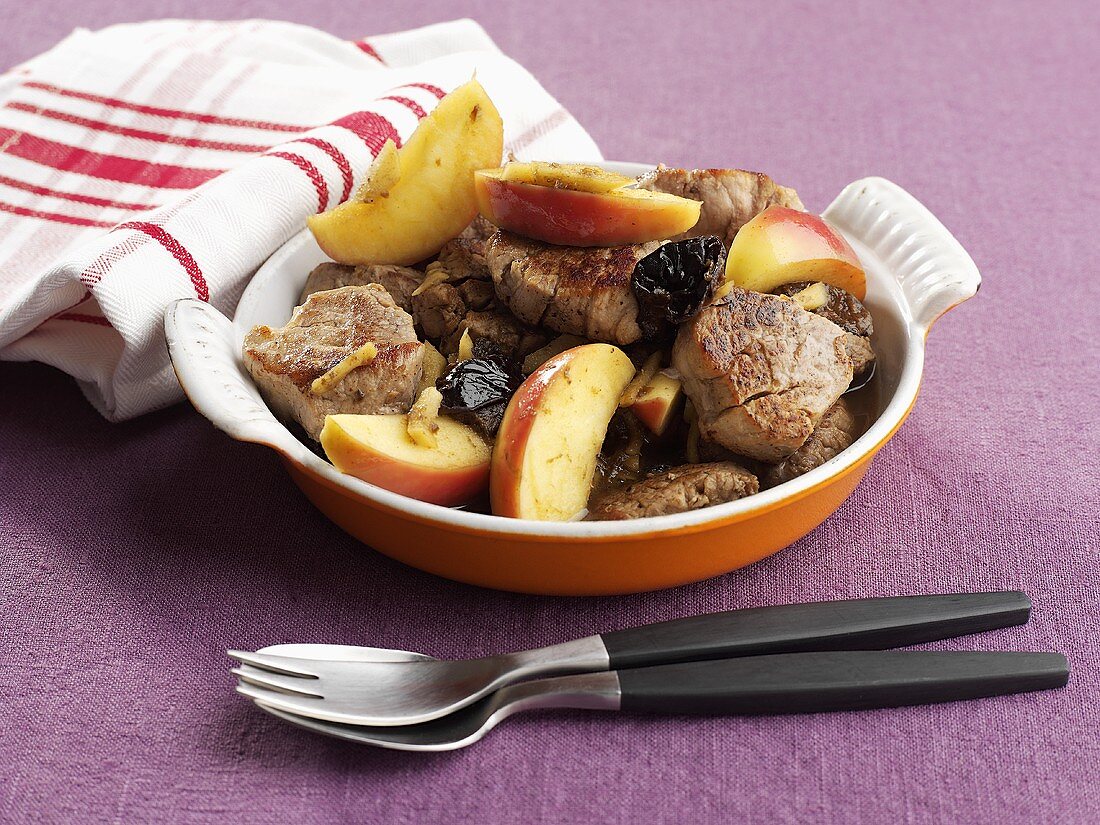 Pork with plums and apples (Sweden)