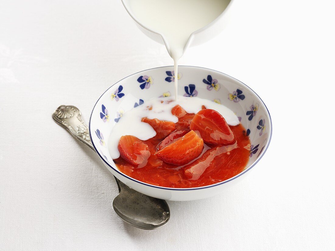 Erdbeer-Rhabarber-Kompott mit Sahne