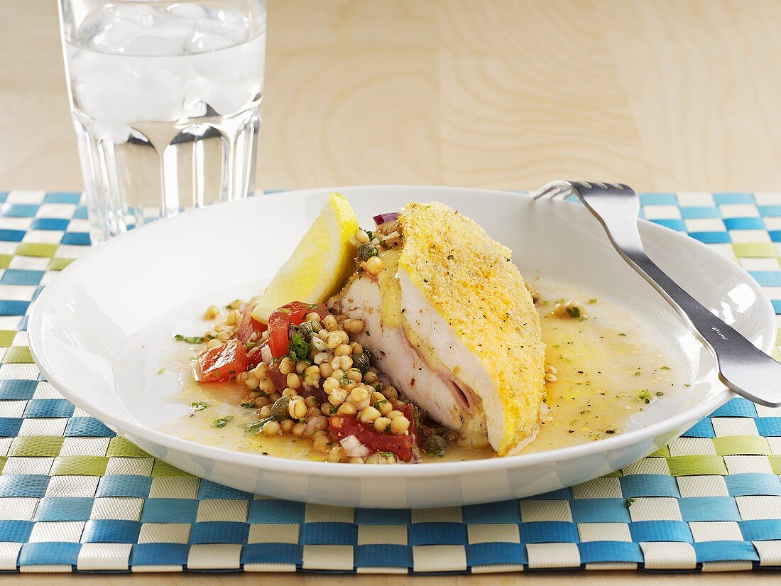 Cordon bleu von der Pute mit Getreidesalat