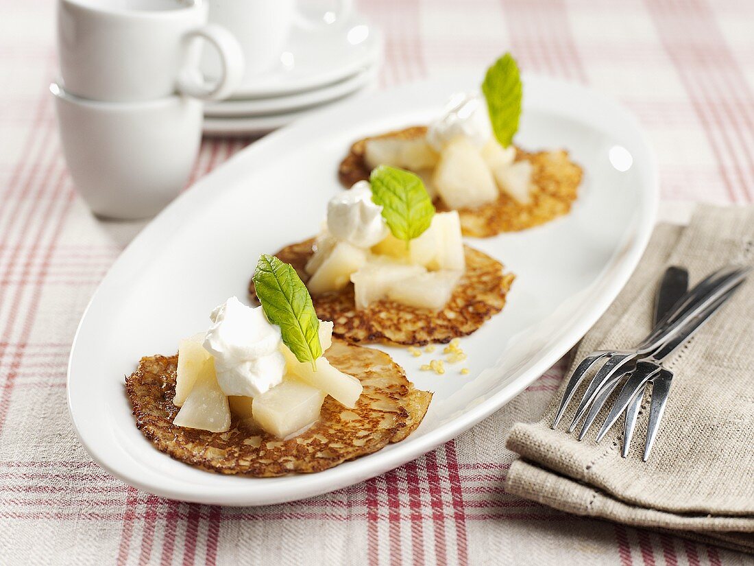 Quinoa-Pfannkuchen mit Birnenkompott und Joghurt