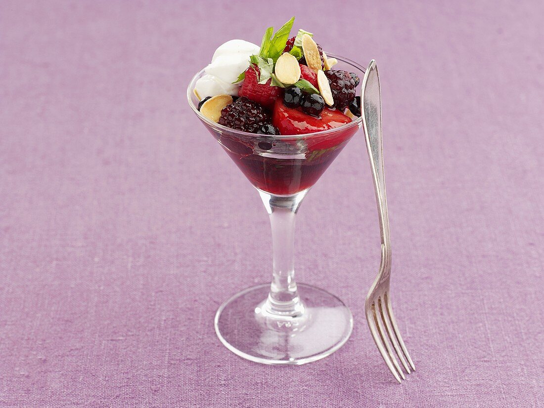 Berry salad with yoghurt sauce
