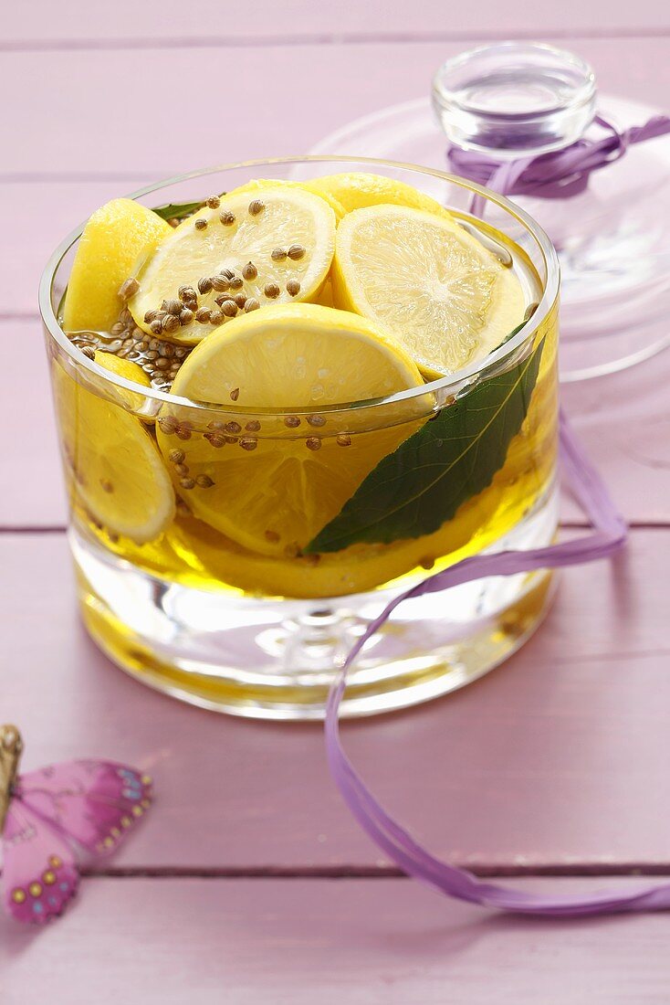 Zitronen in Olivenöl eingelegt
