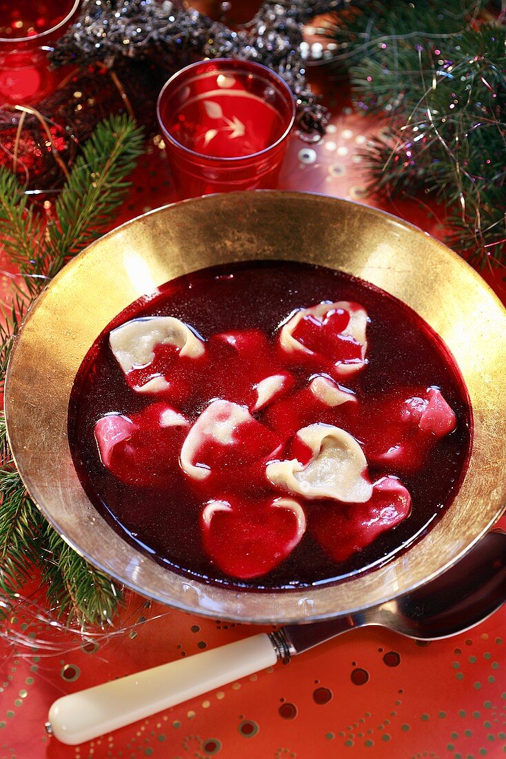 Borscht with ravioli in a gold plate