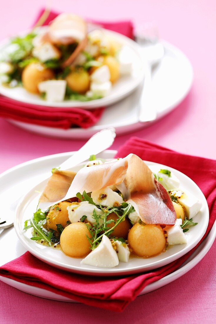 Melonen-Mozzarella-Salat mit Rucola,Schinken und Senfdressing