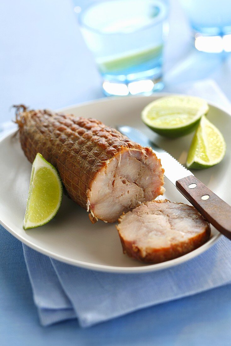 Geräucherter Wels in Wurstform mit Limetten