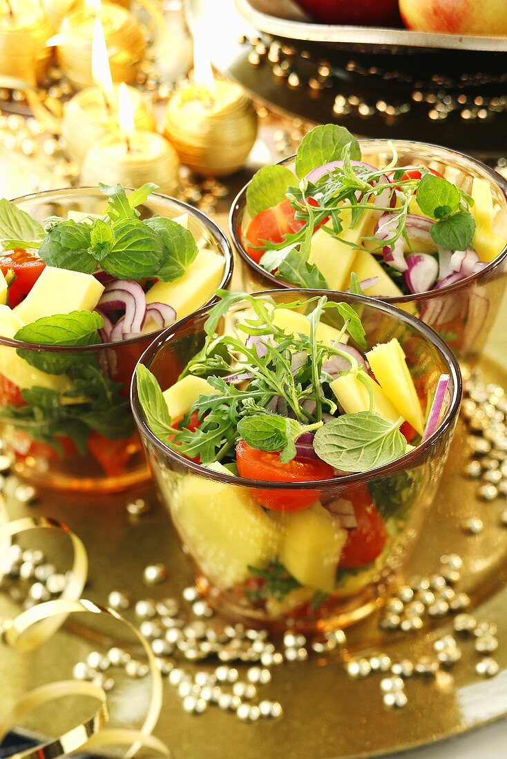 Mango-Tomatensalat mit Zwiebeln und Minze in drei Gläsern