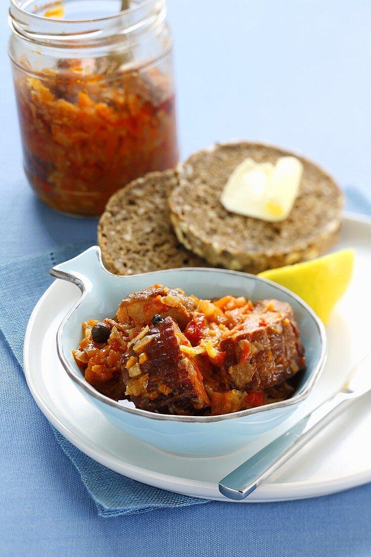 Geräucherter Waller mit Paprika, Tomaten und Zwiebeln