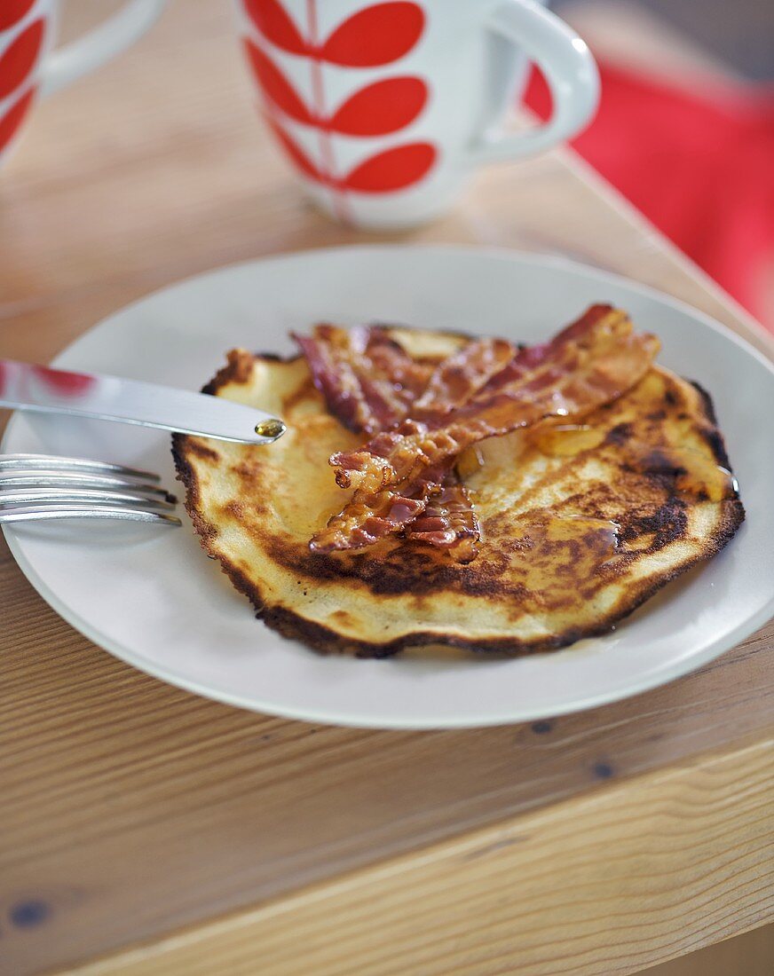 Pfannkuchen mit Speckstreifen und Ahornsirup