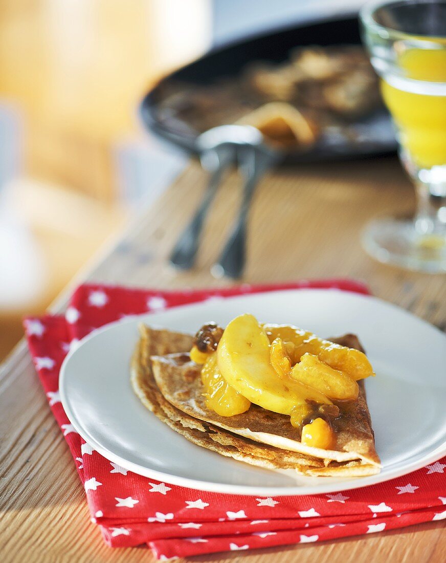 Vollkorn-Pfannkuchen mit Orangenkompott