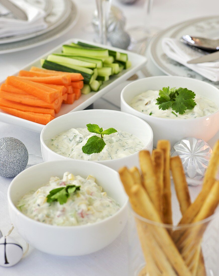 Vegetable sticks with raita, herb- and yoghurt dip