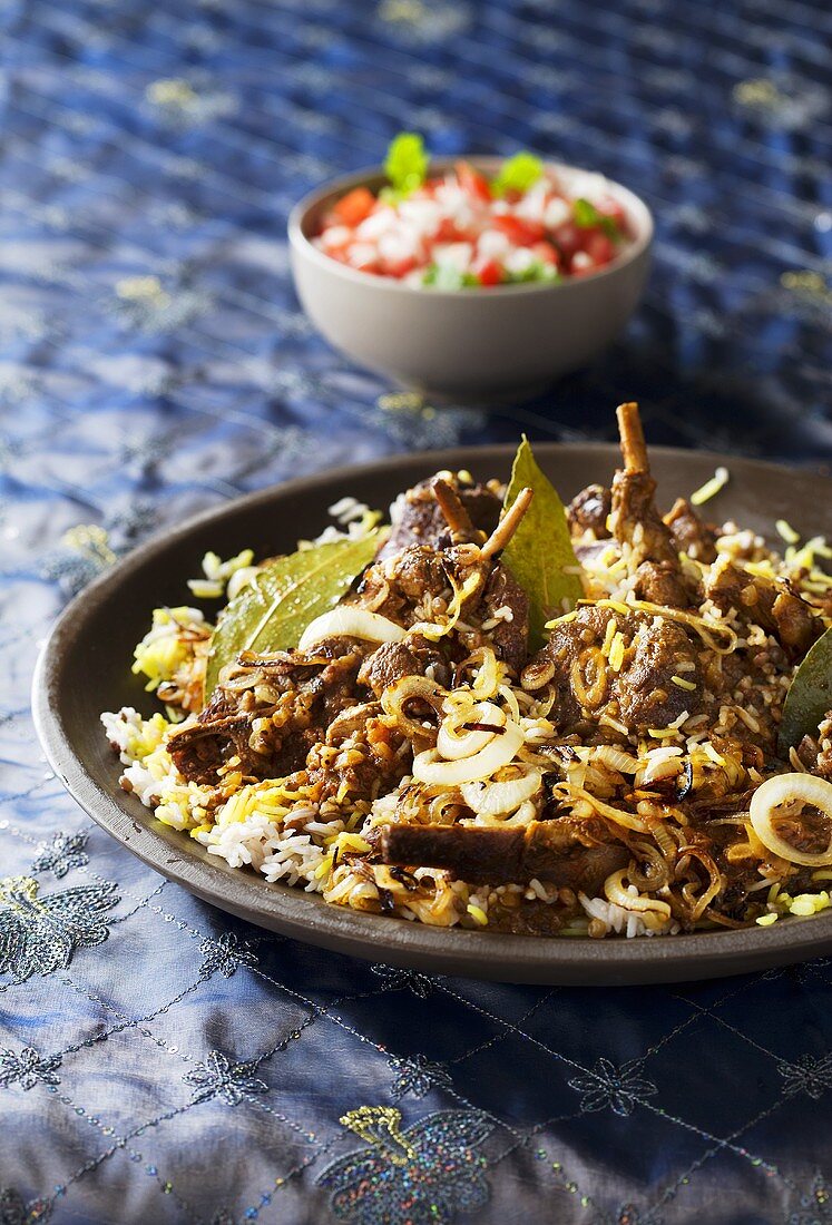 Lammcurry mit Reis, Zwiebeln und Lorbeerblättern