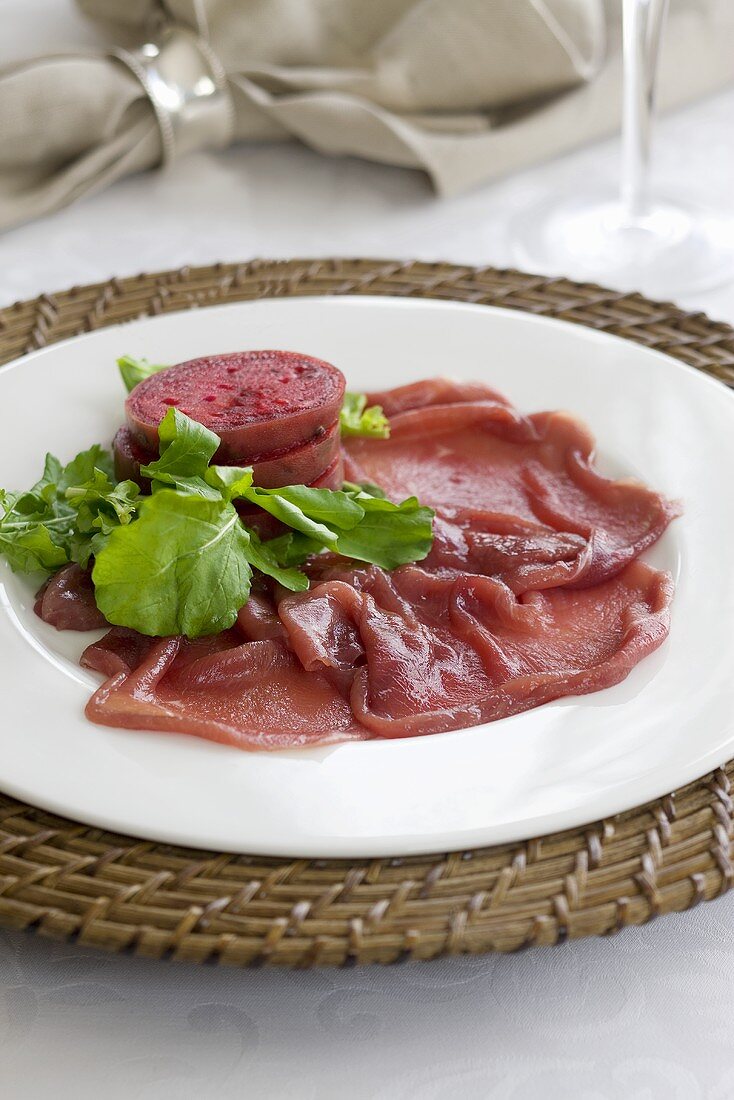 Hirschcarpaccio mit Kaktusfeigen und Koriandergrün