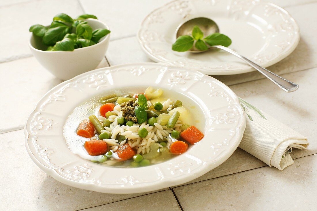 Minestrone mit Basilikumpesto