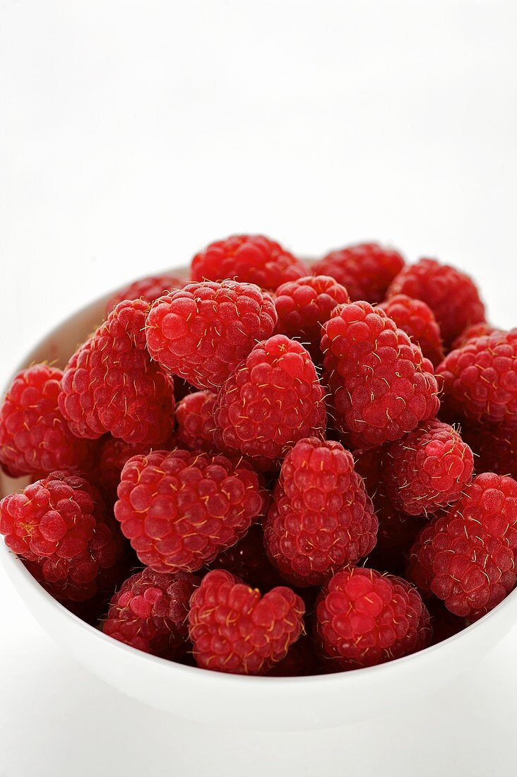 Himbeeren in weisser Schale