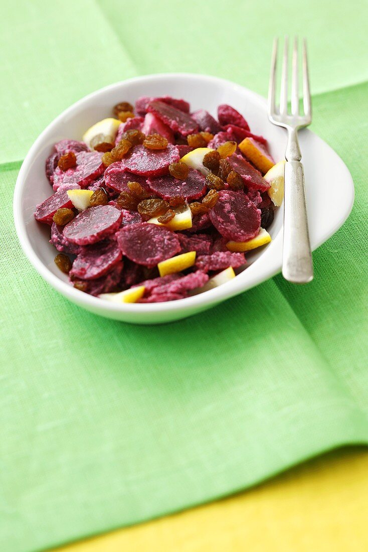 Rote-Beete-Salat mit Zitrone, Rosinen und Meerrettich