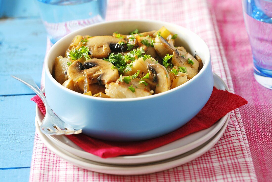 Geschmorter Kabeljau mit Champignons, Sojasauce, Petersilie