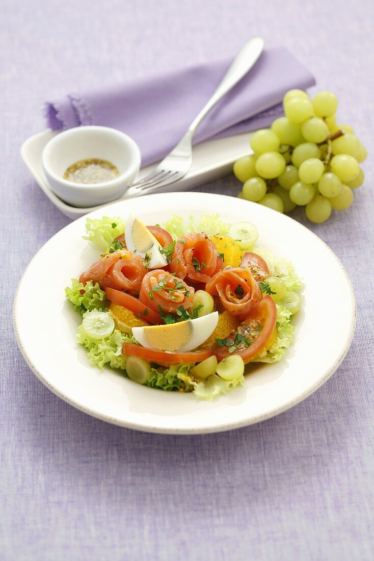 Lollo Bianco mit Räucherlachs, Tomaten, Weintrauben und Ei