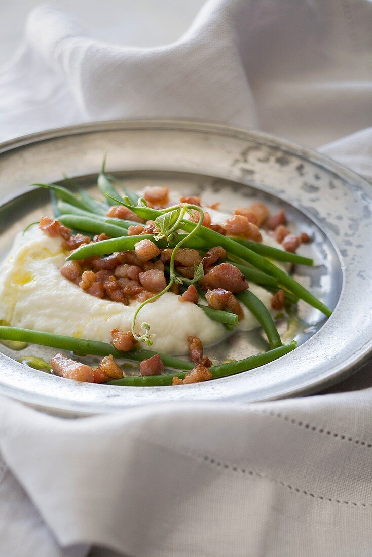Mashed potato with green beans and diced bacon