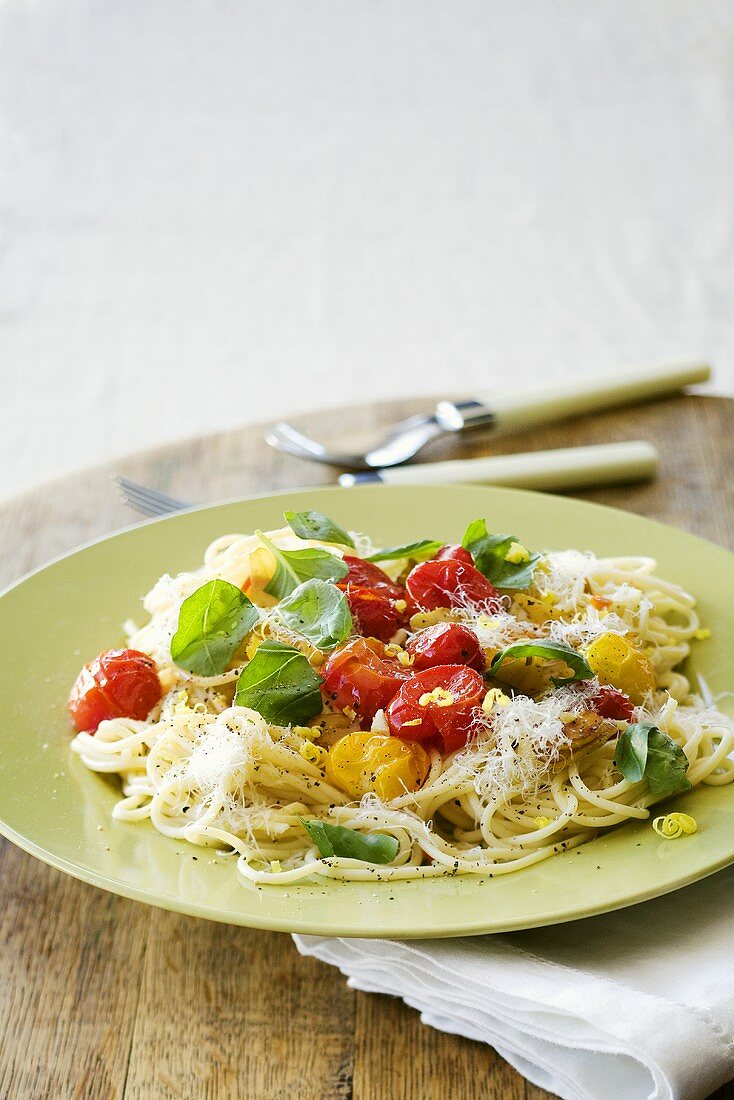 Spaghetti mit Tomaten, Basilikum und geriebenem Mozzarella