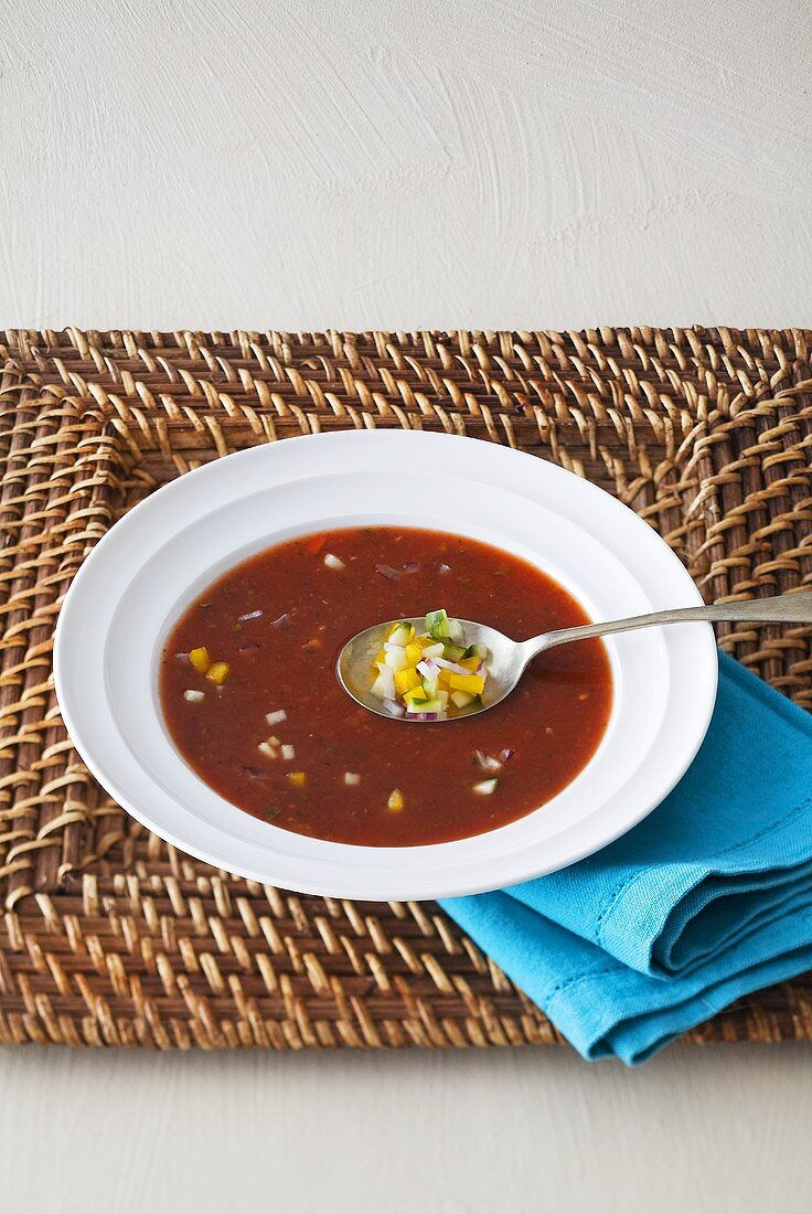 Tomatensuppe mit Gemüsewürfeln