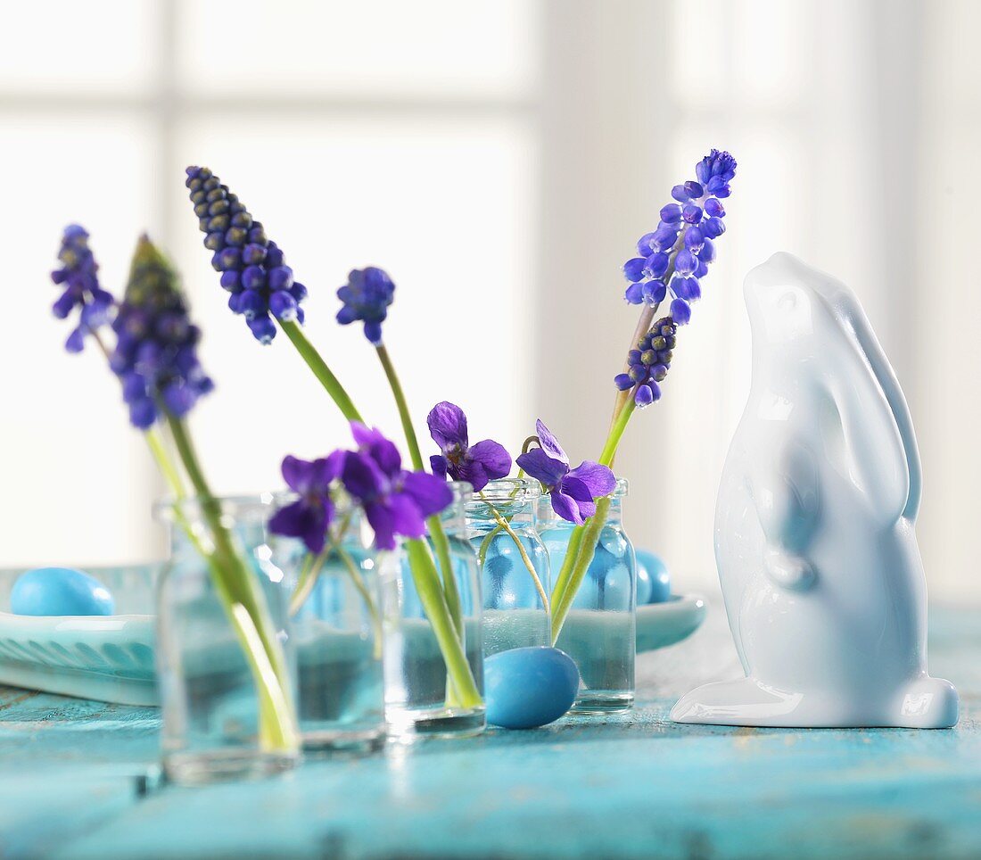 Ostertisch mit Frühlingsblumen (Ausschnitt)