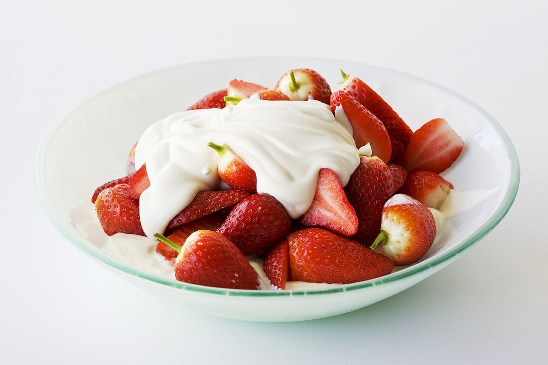 Fresh strawberries with yoghurt