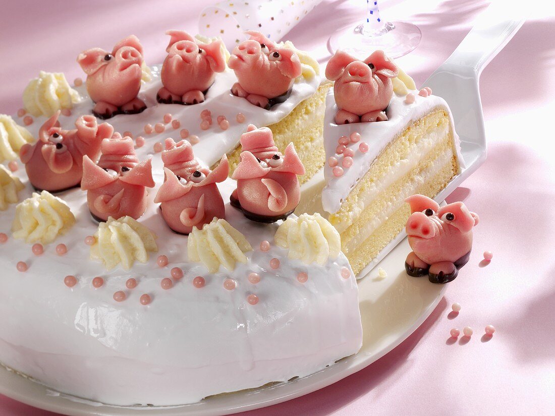 Sponge cake with marzipan pigs for New Year's Eve