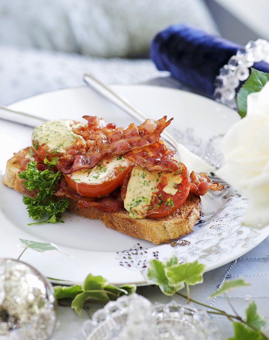 Toast mit Tomaten und Bacon (weihnachtlich)