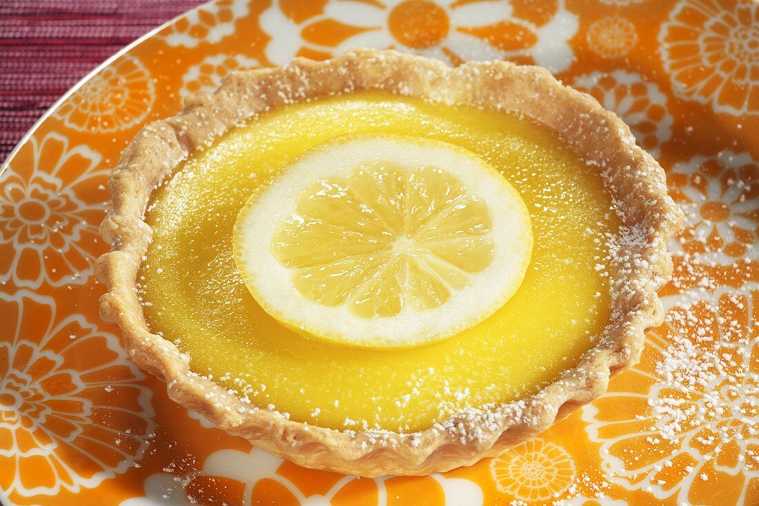 Lemon tartlet with icing sugar