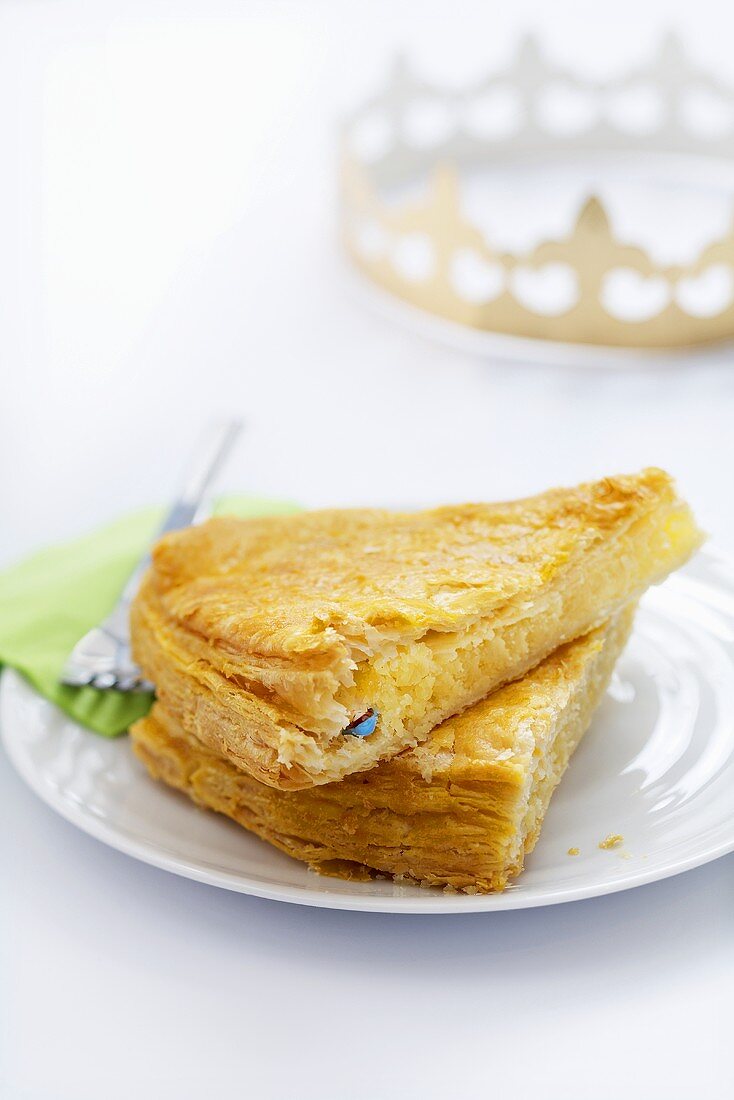 Zwei Stücke Galette des Rois (Kuchen zum Dreikönigstag, Frankreich)