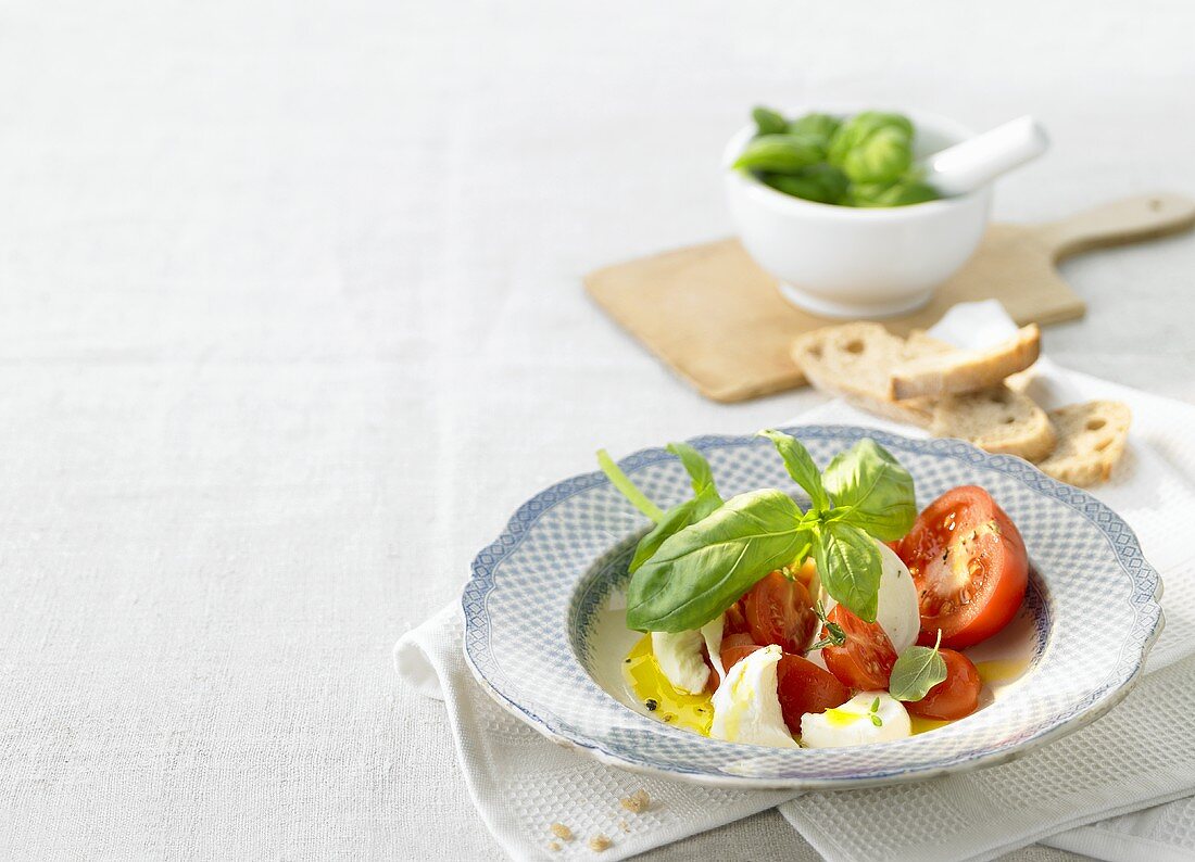 Tomaten mit Mozzarella und Basilikum