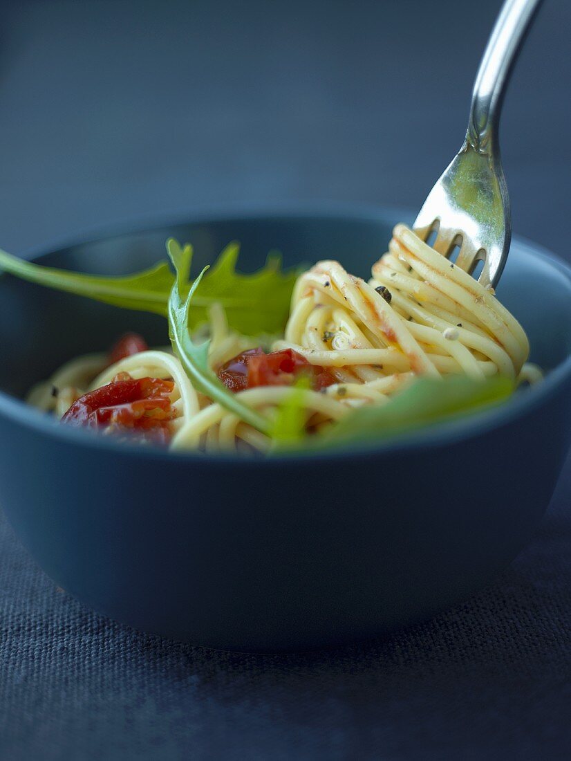 Spaghetti mit Tomaten, Rucola und buntem Pfeffer