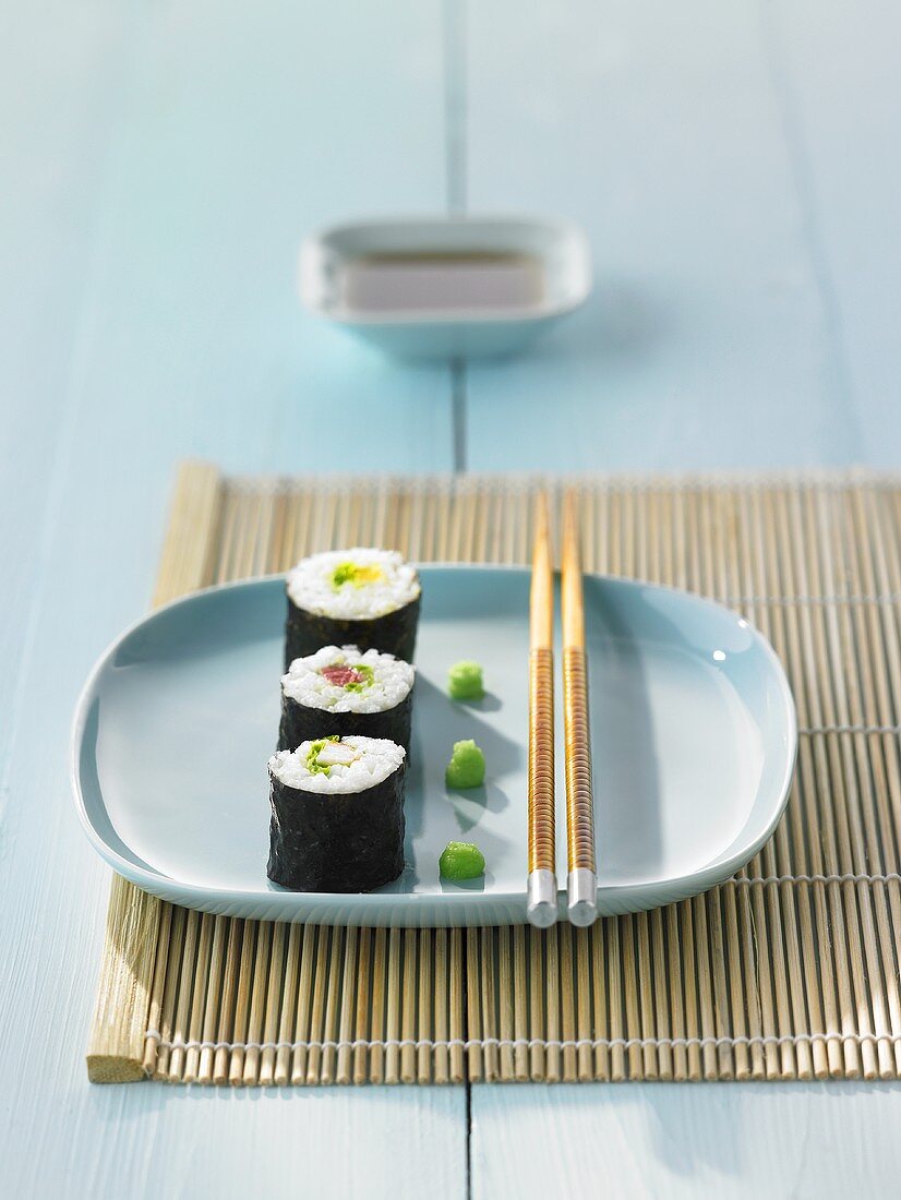 Drei Hosomaki-Sushi mit Wasabi