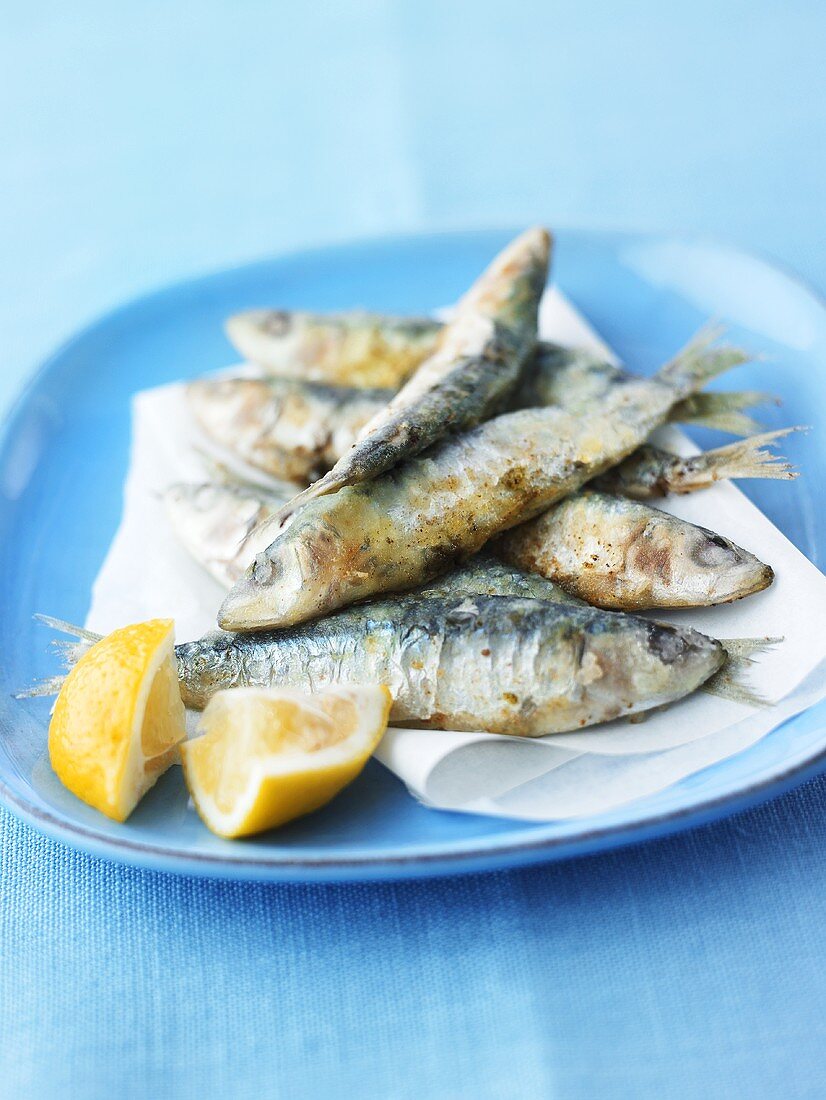 Sardines baked on sea salt with lemon