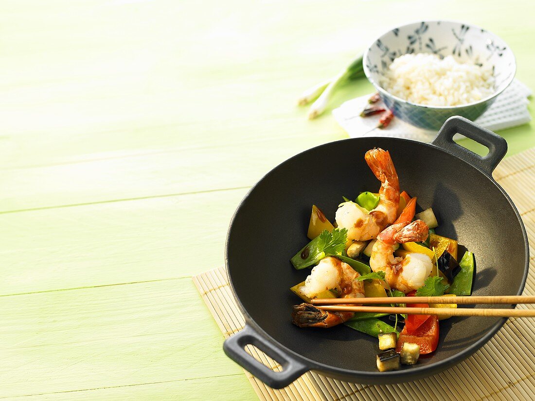 Garnelen und Gemüse im Wok gebraten mit Reis
