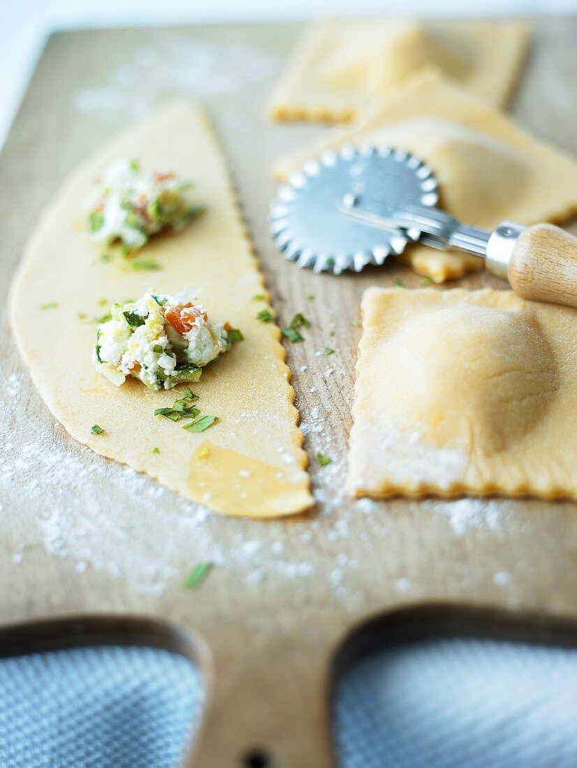 Filling ravioli with courgette and ricotta filling