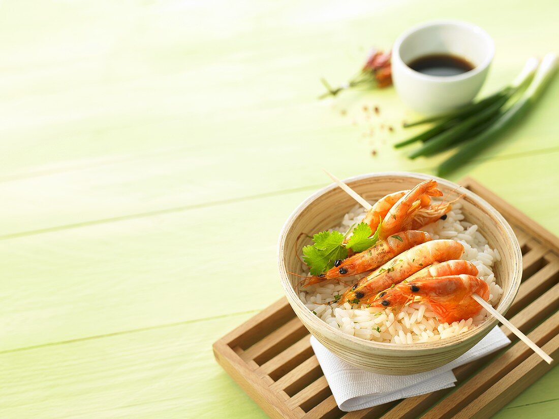 Rice with skewered prawns and coriander