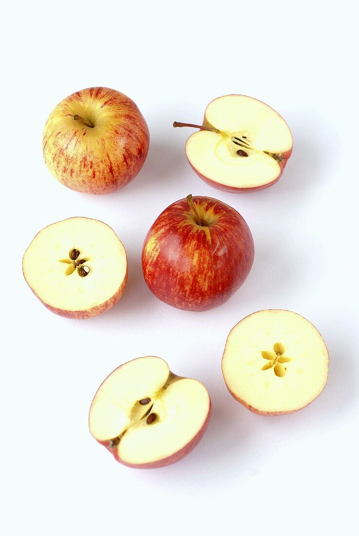 Ganze und halbierte Äpfel