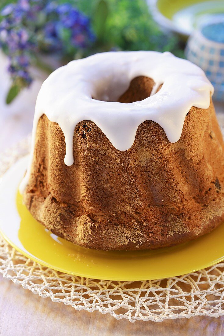 Gugelhupf with rum and icing for Easter