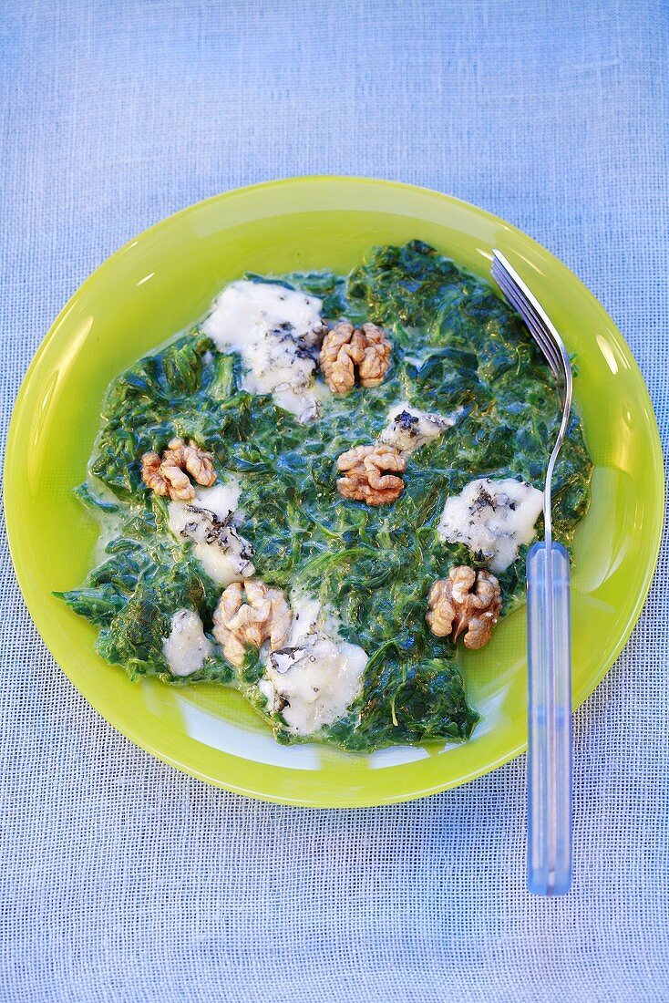 Spinach with Gorgonzola and walnuts