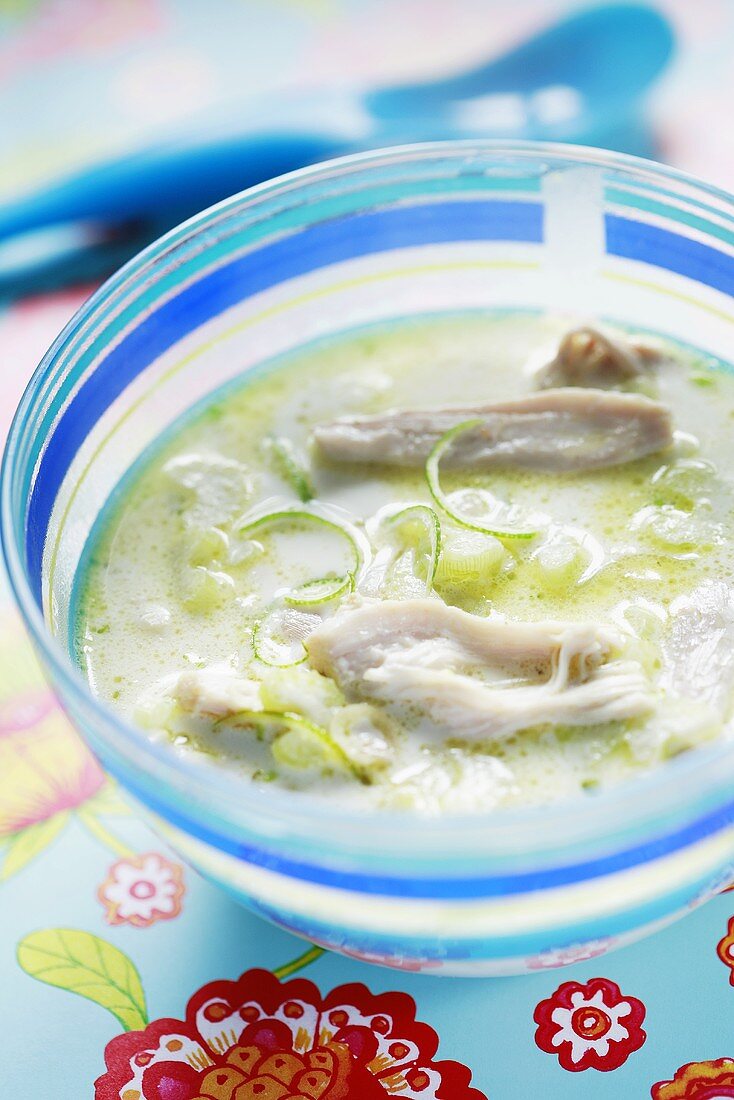 Hähnchensuppe mit Kokosmilch und Limette