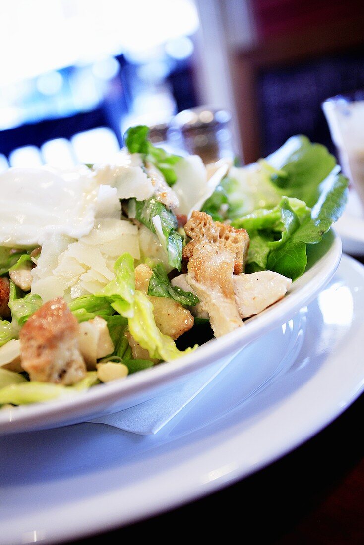 Caesar Salad mit Hähnchenbrust