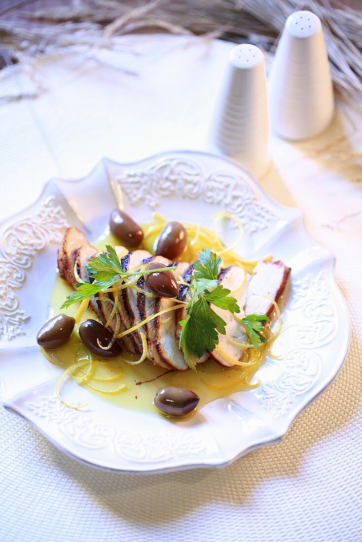 Gegrillte Hähnchenbrust mit Zitronensauce und Oliven