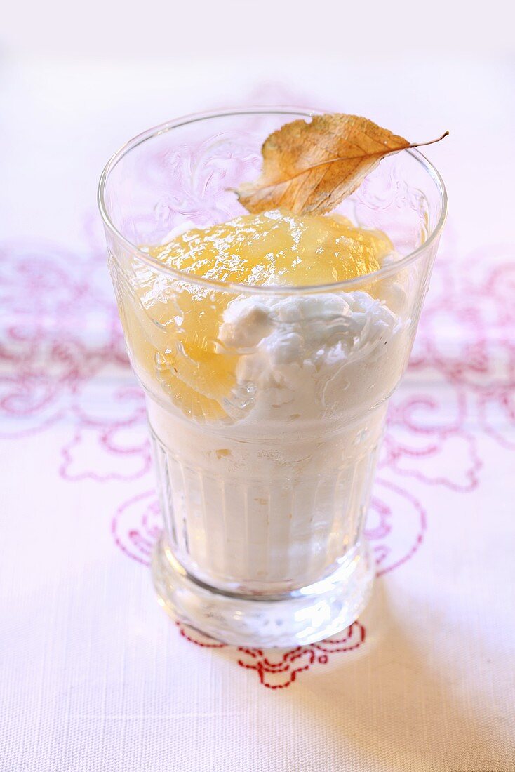 Whipped cream with apple puree