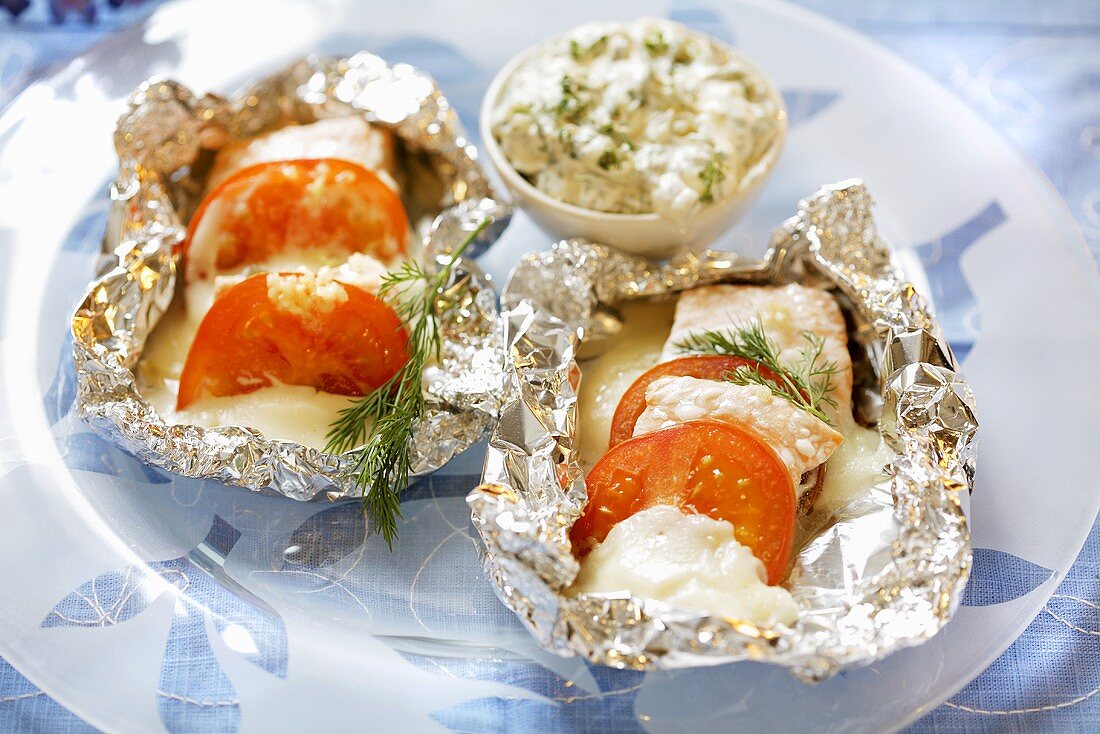 Salmon with tomatoes and feta baked in aluminium foil